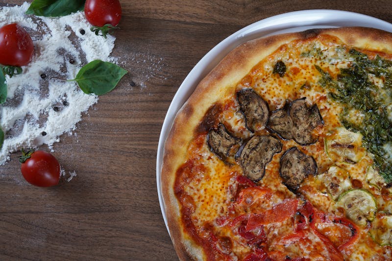 Vegane Pizza mit frischem Gemüse und Cashew-Käse