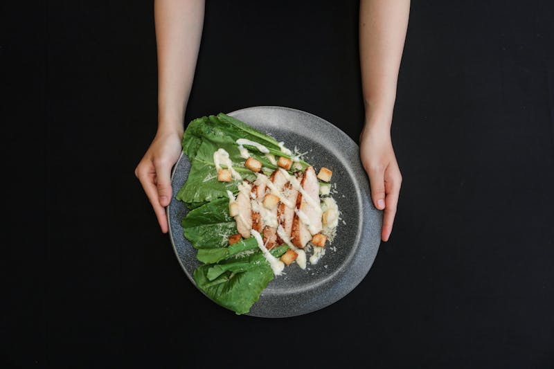 Caesar Salad mit Hähnchen, Croutons und Parmesankäse