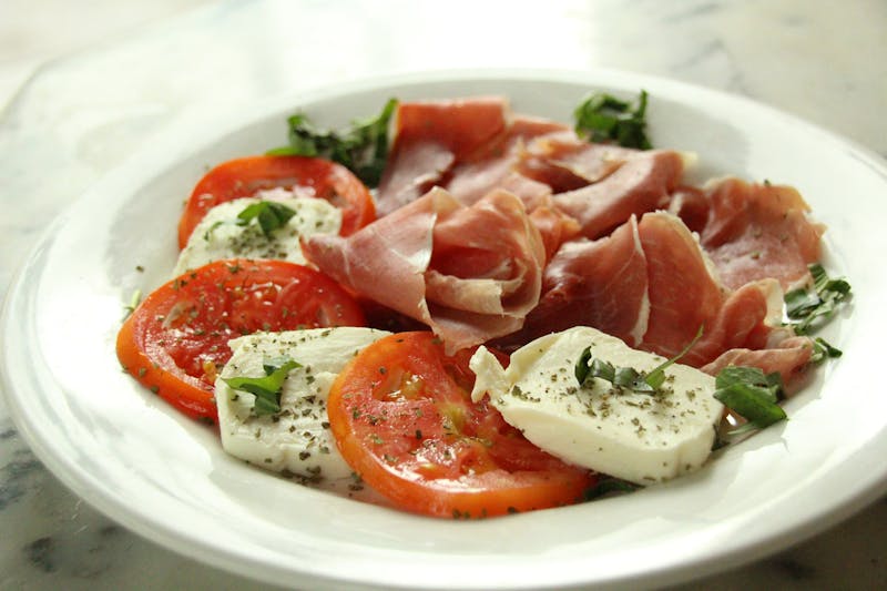 Caprese Salat mit Mozzarella, Tomaten und Basilikum