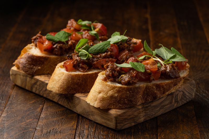 Bruschetta mit Tomaten, Knoblauch und Basilikum