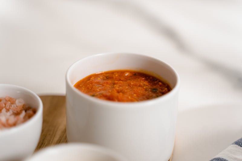 Gebackene Mozzarella Sticks mit Marinara-Dip
