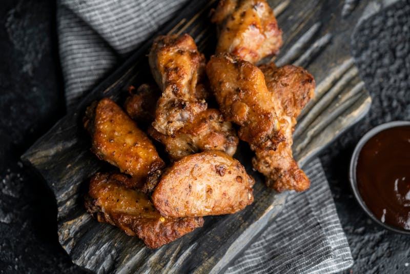 Knusprige Chicken Wings mit verschiedenen Soßen