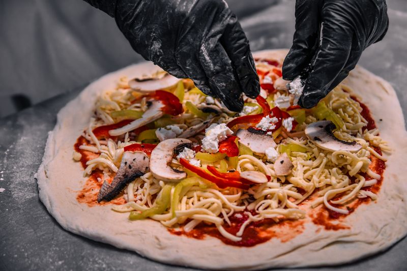 Klassische Margherita Pizza mit frischem Basilikum