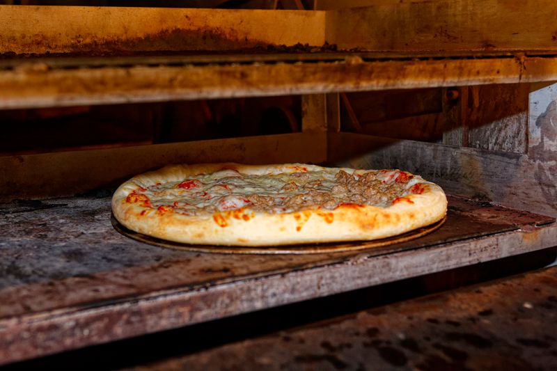 Scharfe Diavola Pizza mit Salami und Peperoni