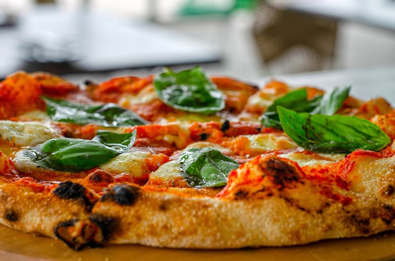 Pizza mit Parmaschinken und Rucola