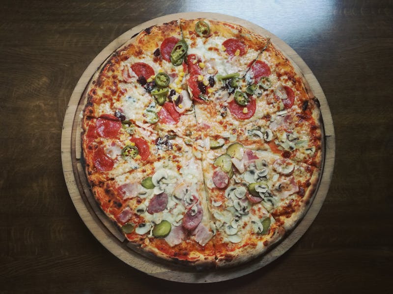 Call a Pizza Hausspezialität mit Fleisch und Gemüse